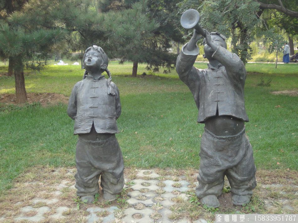 儿童吹喇叭雕塑